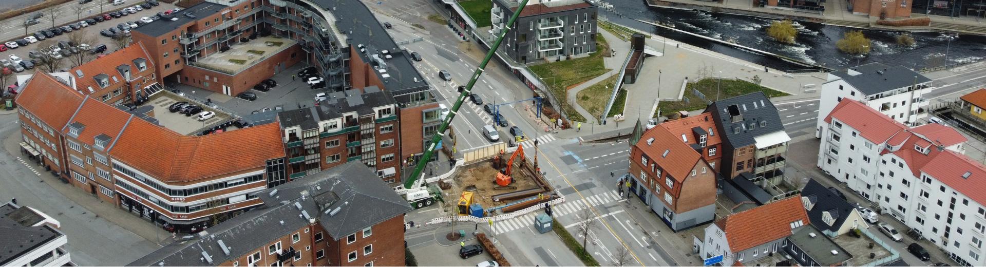 Dronefoto over Østergade og Christian 8.s Vej, hvor der er gravet et stort hul til de nye kloakrør